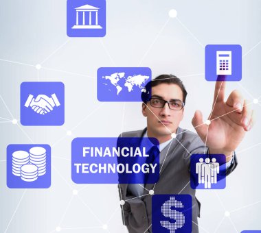 Fintech konseptinde düğmelere basan işadamı