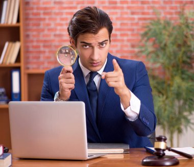 Ofisinde çalışan genç ve yakışıklı avukat.