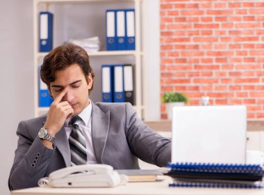 Ofiste çalışan genç işadamı.