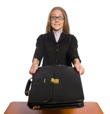 Uzun masada oturan kadın çalışan beyazın üzerinde tek başına.