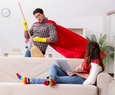 Süper kahraman koca karısına evde yardım ediyor.