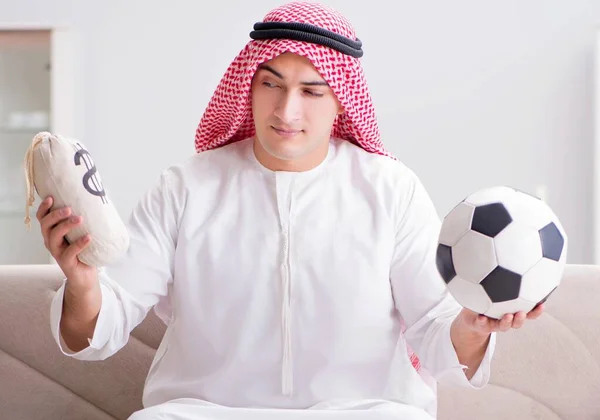 Молодой Араб Смотрит Футбол Сидя Диване — стоковое фото