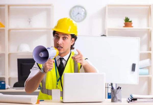 Den Manliga Byggnadsingenjören Som Arbetar Kontoret — Stockfoto