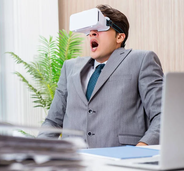 那位戴着虚拟现实眼镜的商人在办公室里 — 图库照片