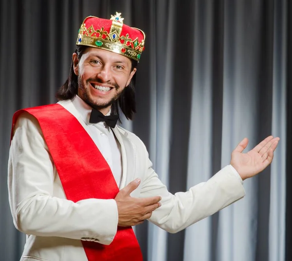 戴冠式の概念で王冠を身に着けている面白い王 — ストック写真