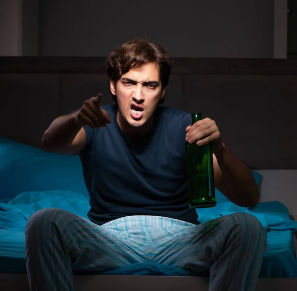 Man Die Drinkt Het Bed Onder Stress — Stockfoto