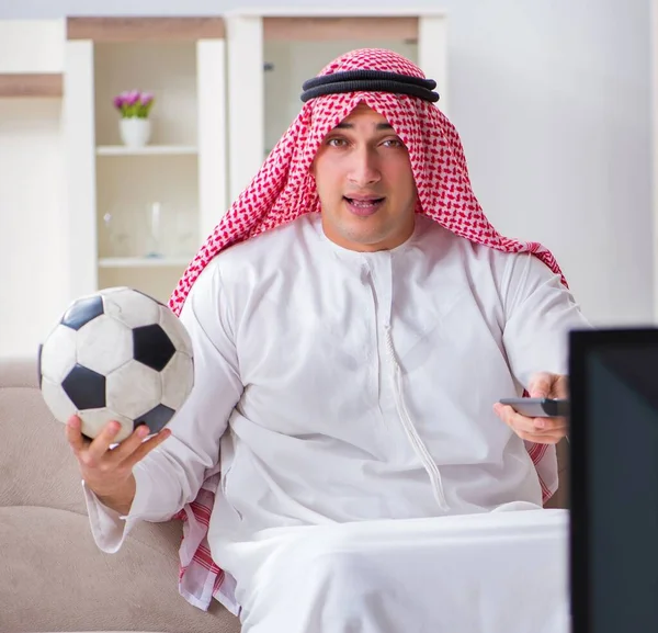 Hombre Negocios Árabe Viendo Televisión Casa —  Fotos de Stock