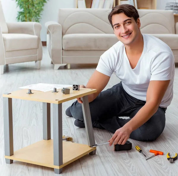 Man Assembling Furniture Home — Stock Photo, Image