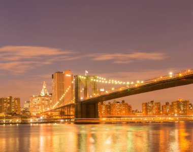 Manhattan ve Brooklyn Köprüsü 'nün gece manzarası