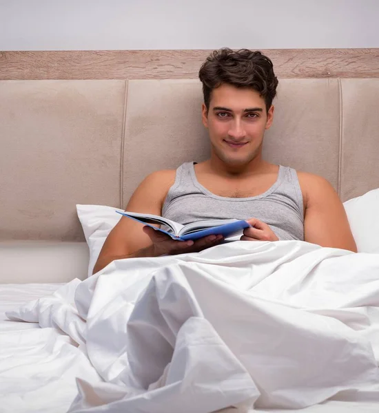 Άντρας Που Διαβάζει Βιβλία Στο Κρεβάτι — Φωτογραφία Αρχείου