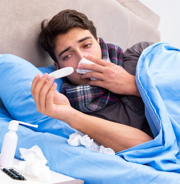Homme Malade Avec Grippe Couché Dans Lit — Photo