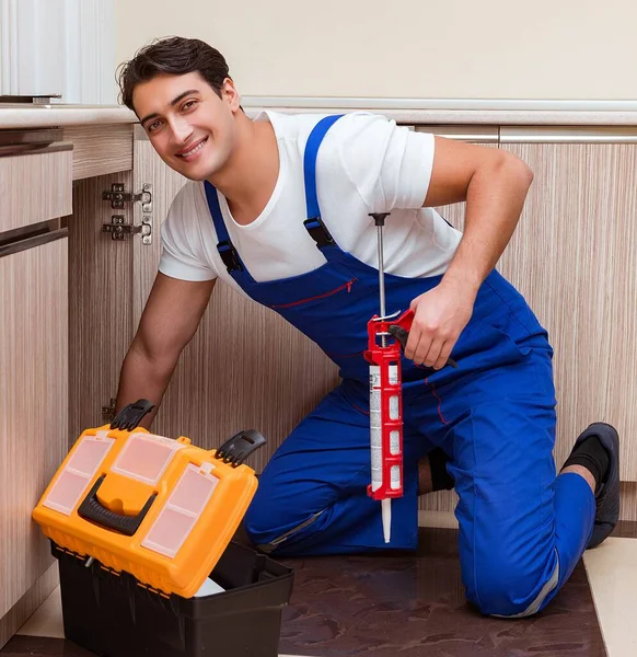 那位在厨房工作的年轻修理工 — 图库照片
