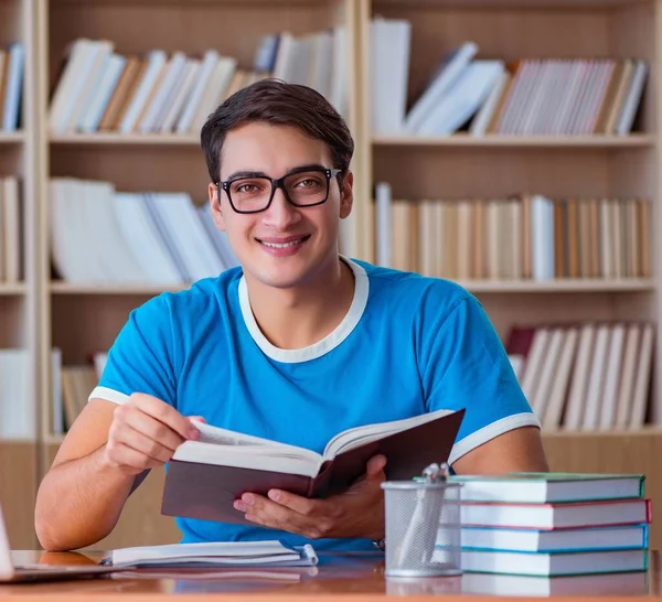 Estudiante Que Prepara Para Los Exámenes Universitarios — Foto de Stock