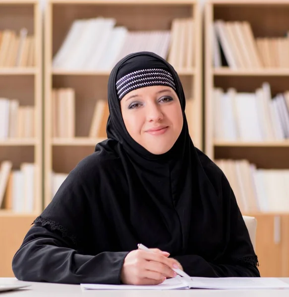 Den Muslimska Flickan Hijab Studerar Förbereder Sig För Tentor — Stockfoto