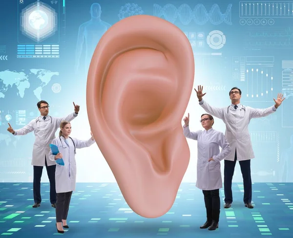 医生用医学概念来检验巨大的耳朵 — 图库照片