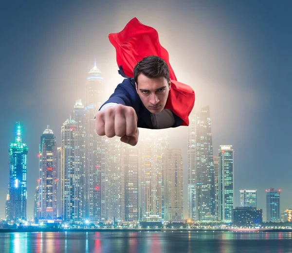 Süper Kahraman Adamı Şehrin Üzerinde Uçuyor — Stok fotoğraf