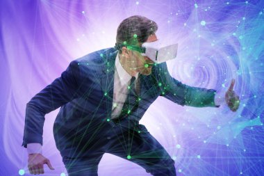 Adam ve VR gözlükleri ile sanal gerçeklik kavramı