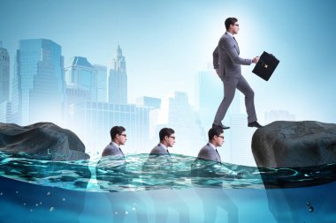 İş adamının kelleler üzerinde yürüdüğü eşit rekabet kavramı.