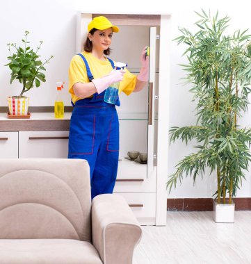 Ev işi yapan yaşlı kadın müteahhit.