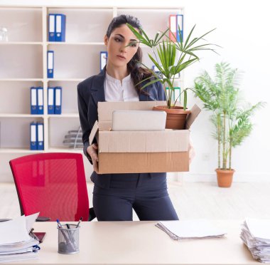 Genç bayan çalışan işinden kovuldu.