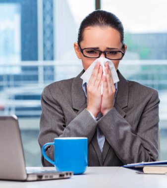 Ofiste çalışan genç iş kadını.