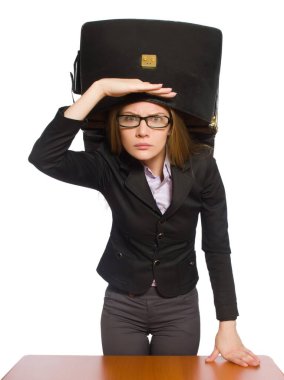 Uzun masada oturan kadın çalışan beyazın üzerinde tek başına.