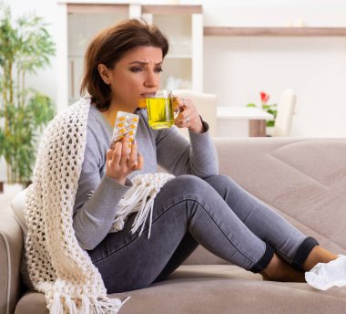 Evde acı çeken orta yaşlı hasta kadın.