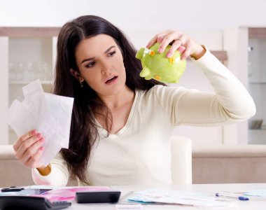 Bütçe planlama konseptinde makbuzları olan genç kadın.