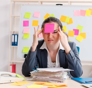 Çelişkili öncelik kavramında çalışan genç bayan.