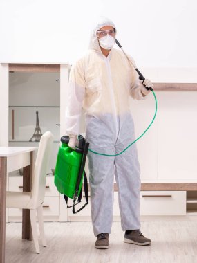 Dairede çalışan haşere kontrol müteahhidi.