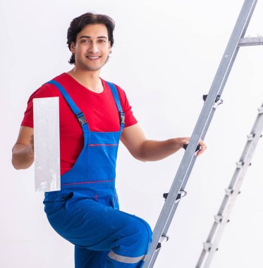 İçeride çalışan yakışıklı müteahhit.