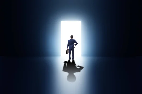 Biznesmen Wchodzi Podświetlone Drzwi Koncepcji Ucieczki — Zdjęcie stockowe