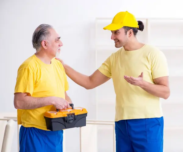 Dois Empreiteiros Carpinteiros Que Trabalham Dentro Casa — Fotografia de Stock