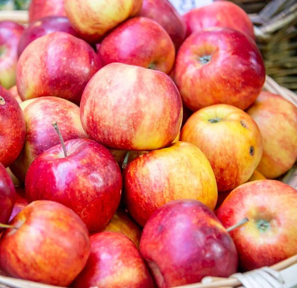 市场上的苹果卖场 — 图库照片