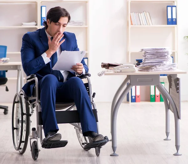 Der Junge Männliche Mitarbeiter Rollstuhl Arbeitet Büro — Stockfoto
