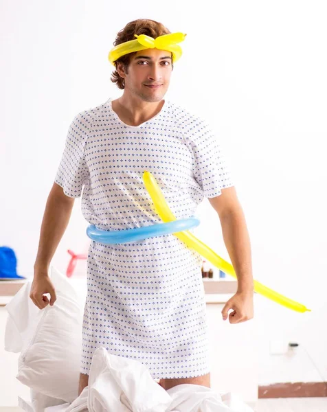 Молодой Человек Празднует Свой День Рождения Больнице — стоковое фото