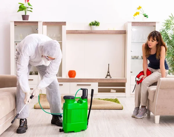 Young Professional Contractor Doing Pest Control Flat — Stock fotografie