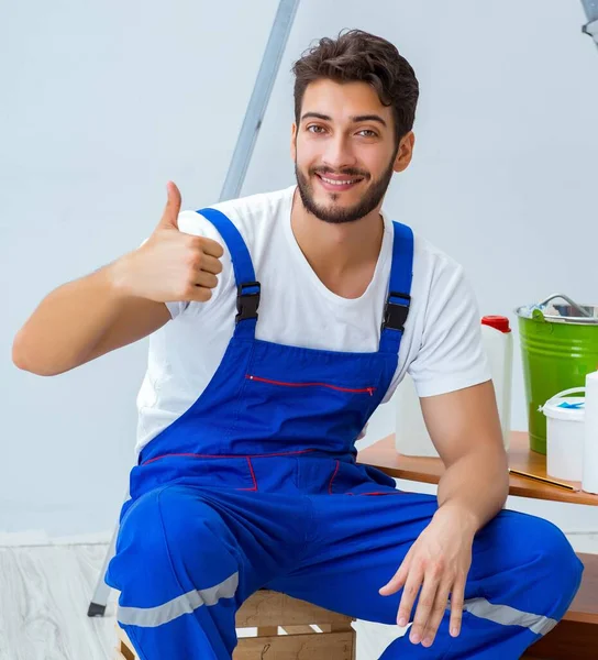 Reparateur Bei Renovierungsarbeiten Haus Mit Papiertapete — Stockfoto