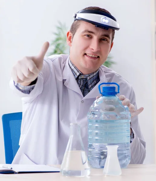 Young Chemist Student Experimenting Lab — Stock Photo, Image