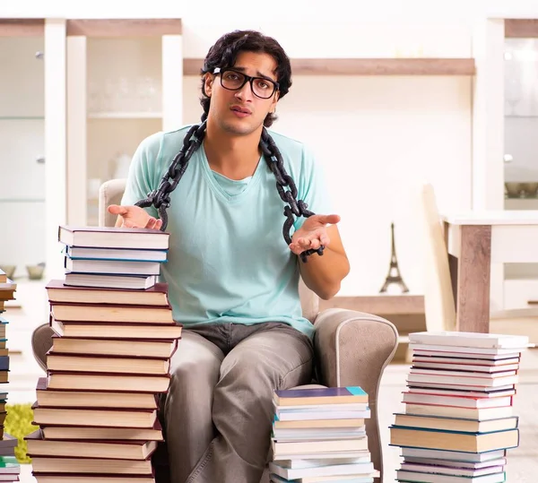 Evde Bir Sürü Kitabı Olan Erkek Öğrenci — Stok fotoğraf