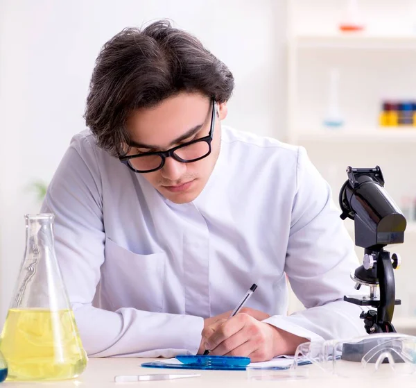 Joven Bioquímico Masculino Que Trabaja Laboratorio — Foto de Stock