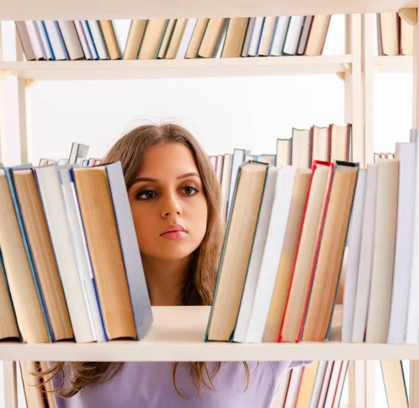 Studentessa Giovane Che Prepara Esami Biblioteca — Foto Stock