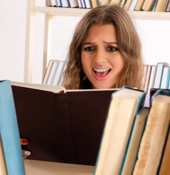 Young Female Student Preparing Exams Library — Stock Photo, Image