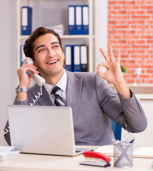 Ofiste çalışan genç işadamı.