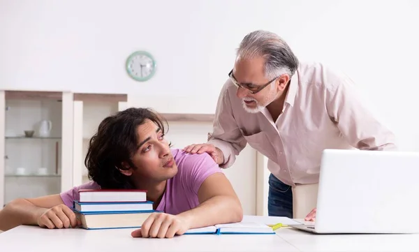 Oude Vader Helpt Zijn Zoon Bij Voorbereiding Van Het Examen — Stockfoto
