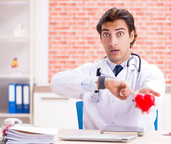 Den Unge Läkaren Som Arbetar Sjukhus — Stockfoto