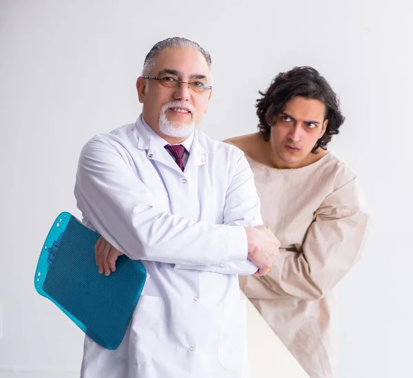 Aged Male Doctor Psychiatrist Examining Young Patient — Stock Photo, Image