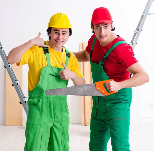 Dois Trabalhadores Contratados Que Trabalham Dentro Casa — Fotografia de Stock