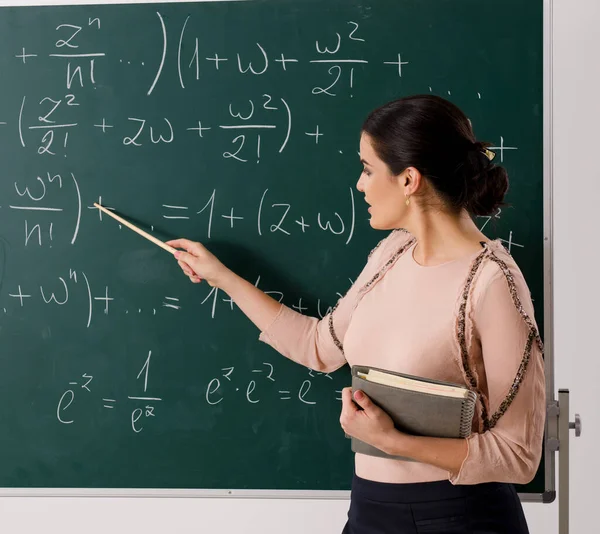 黒板の前に立つ女教師 — ストック写真