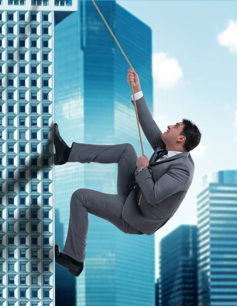 チャレンジコンセプトの実業家超高層ビルを登る — ストック写真